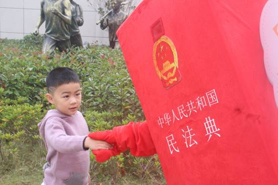 说明: E:\bevitor伟德重要获奖\照片素材\1、“保驾护航”普法宣传照片\2020年11月赴钱塘新区少年宫开展普法志愿服务活动现场.jpg